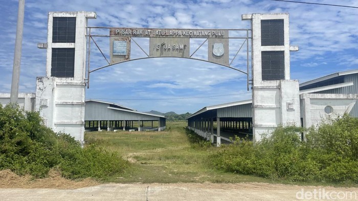 Pasar Rakyat Batu Lappa di Kabupaten Sidrap, Sulawesi Selatan (Sulsel) terbengkalai selama 5 tahun.