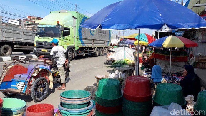 Pasar tumpah Bulakamba di Pantura Brebes bikin macet saat mudik. Foto diunggah Kamis (6/4/2023).