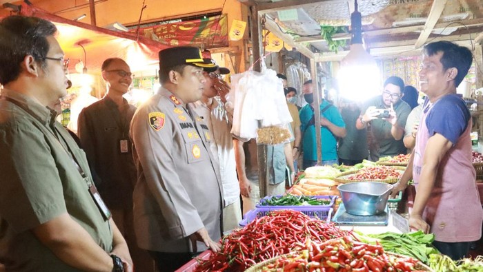 Pemerintah Kabupaten (Pemkab) Bogor bersama Polres Bogor menggelar patroli pasar ke sejumlah pasar tradisional di Bogor. Patroli digelar untuk memastikan ketersediaan dan harga sembako jelang Lebaran aman terkendali.