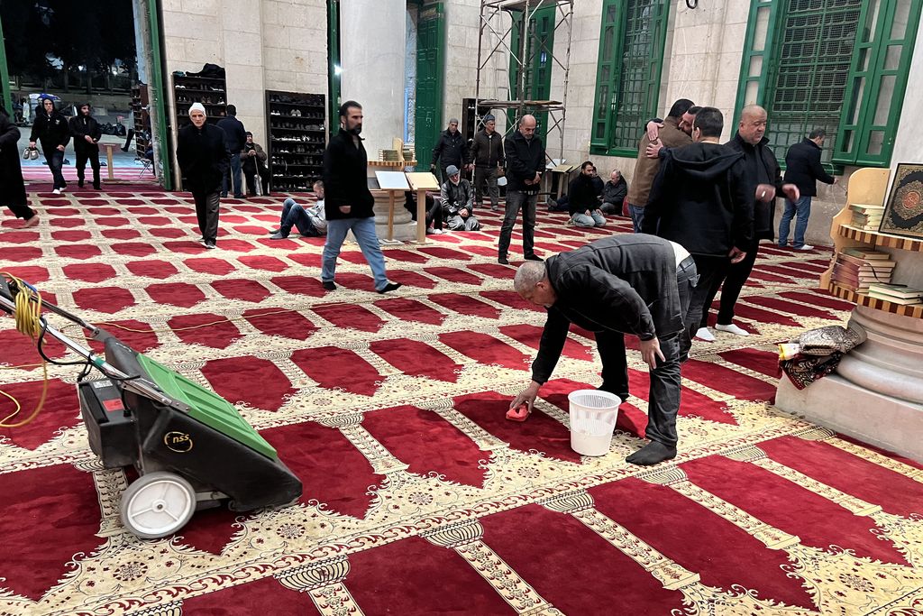 Pasukan Israel menyerbu masjid Al Aqsa di Yerusalem untuk kedua kalinya, Rabu (5/4) malam waktu setempat, usai menangkap ratusan orang yang dianggap provokator. (AFP via Getty Images/AHMAD GHARABLI)