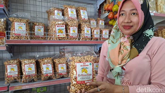 Pedagang menunjukkan produk mete di kios yang berada di Pasar Wonogiri, Kamis (6/4/2023).