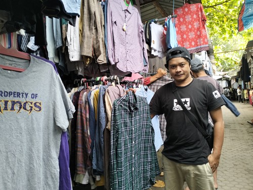 Pedagang pakaian bekas impor tetap membuka lapak meski di Pasar Karang Sukun Kota Mataram, Kamis sore (6/4/2023). Foto: Ahmad Viqi/detikBali.