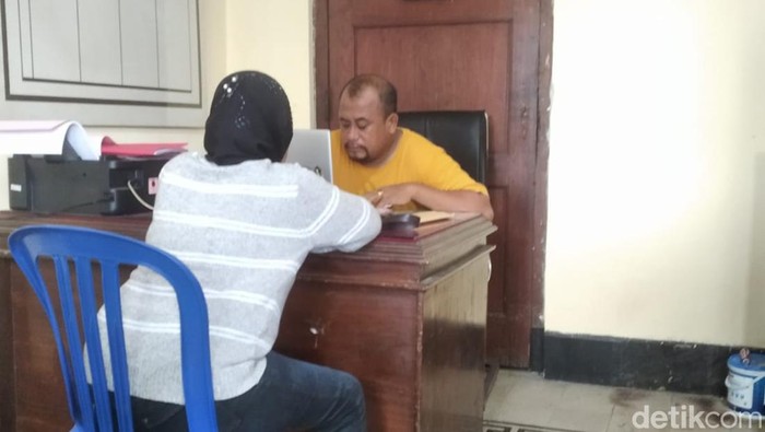 Pelaku peredaran upal di Jember saat diperiksa di kantor polisi