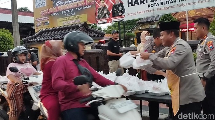 Pembagian takjil di dapur sigap Ramadhan Polres Blitar Kota
