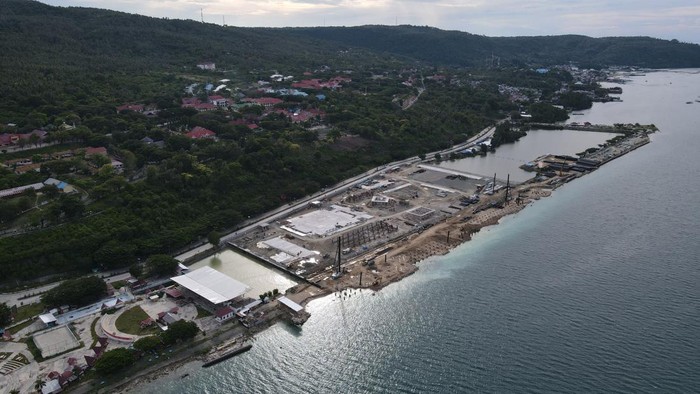 Foto udara aktivitas pembangunan pelabuhan Donggala di Kecamatan Banawa, Kabupaten Donggala, Sulawesi Tengah, Rabu (5/4/2023). Pembangunan pelabuhan dengan anggaran sekitar Rp344 miliar tersebut diharapkan dapat meningkatkan perekonomian daerah, masyarakat serta menopang perekonomian dan mendukung pendistribusian logistik dari Sulawesi Tengah ke Ibu Kota Nusantara (IKN) di Pulau Kalimantan ANTARA FOTO/Mohamad Hamzah/aww.