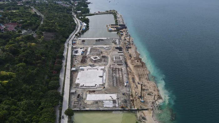 Foto udara aktivitas pembangunan pelabuhan Donggala di Kecamatan Banawa, Kabupaten Donggala, Sulawesi Tengah, Rabu (5/4/2023). Pembangunan pelabuhan dengan anggaran sekitar Rp344 miliar tersebut diharapkan dapat meningkatkan perekonomian daerah, masyarakat serta menopang perekonomian dan mendukung pendistribusian logistik dari Sulawesi Tengah ke Ibu Kota Nusantara (IKN) di Pulau Kalimantan ANTARA FOTO/Mohamad Hamzah/aww.