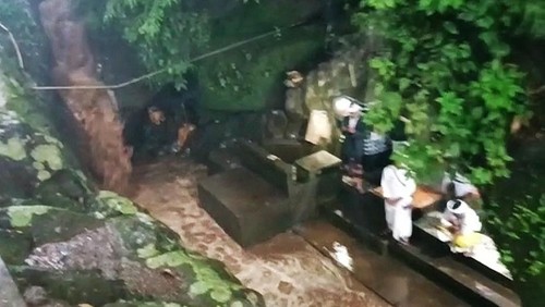 Kondisi pemedek yang terjebak di Pura Goa Raja, Besakih saat melakukan persembahyangan akibat diguyur hujan deras Kamis (6/4/2023).