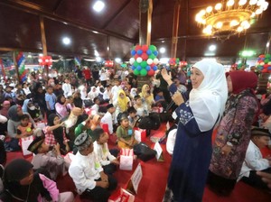 Safari Ramadan di Tulungagung, Khofifah Bantu Anak Yatim & Pelaku UMKM