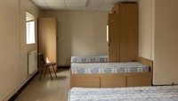 Penampakan kamar yang ada di bekas penjara. Dalam kamar tersebut terdapat kasur dan juga lemari.