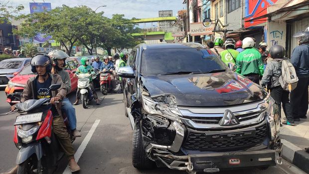 Penampakan kemacetan di Jalan Margonda Depok, imbas adanya kecelakaan