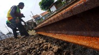 Pekerja memotong besi rel di lintasan sekitar Stasiun Pekalongan, Jawa Tengah, Kamis (6/4/2023). 