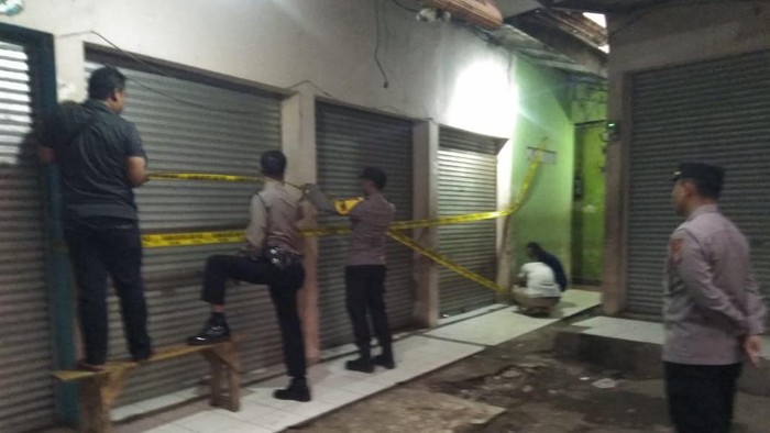 Penggerebekan toko minuman keras (miras) di Ciparay, Kabupaten Bandung