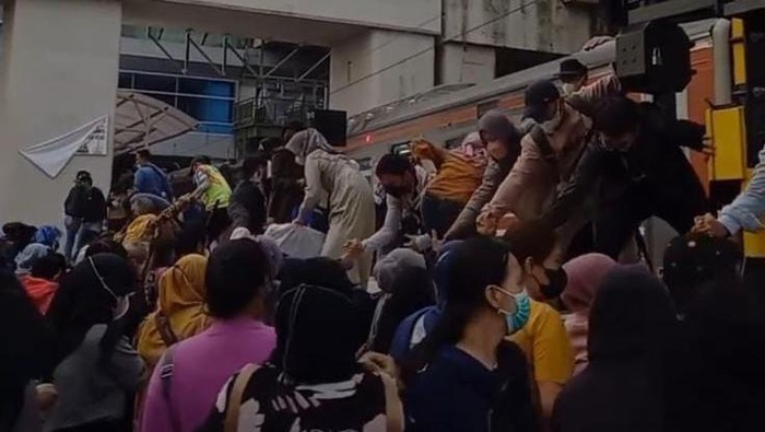 Pernumpang Panjat Peron di St Manggarai