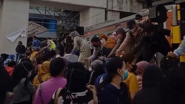 Pernumpang Panjat Peron di St Manggarai