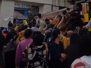 Pengguna KRL Nunggu 20 Menit hingga Panjat Peron gegara Perbaikan Wesel
