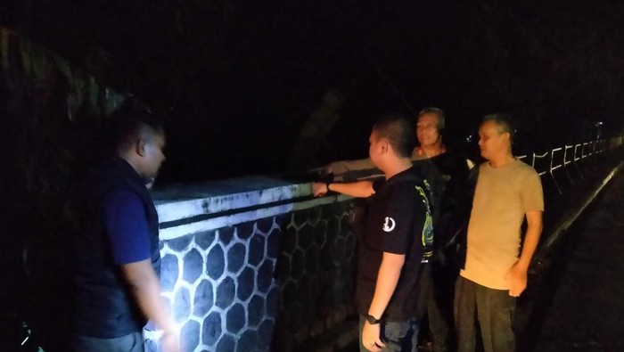 Petugas Cek Lokasi Penemuan Bayi di Jonggol