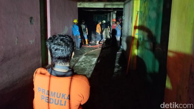 Petugas damkar memadamkan api di Pasar Bumirejo, Desa Pabelan, Kecamatan Kartasura, Kabupaten Sukoharjo, Kamis (6/4/2023).