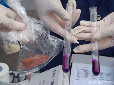 Petugas Loka POM Banyumas melakukan uji sampel makanan yang mengandung formalin dan rodamin di Pasar Manis Purwokerto, Kamis (6/4/2023).