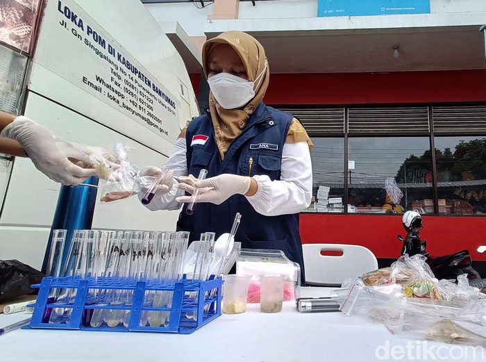 Petugas Loka POM Banyumas melakukan uji sampel makanan yang mengandung formalin dan rodamin di Pasar Manis Purwokerto, Kamis (6/4/2023).