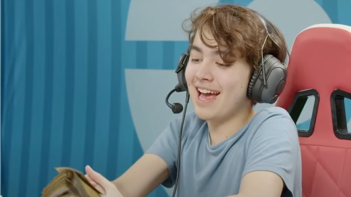 Seorang remaja didiskualifikasi dari turnamen Pokémon Trading Card Game setelah gagal menyebut pronouns dirinya. Dia pun menangis karena putusan tersebut.