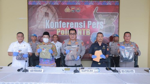 Perempuan pedagang baju impor bekas asal Mataram ditetapkan sebagai tersangka oleh Polda NTB. Namun, ia tak ditahan, hanya wajib lapor.