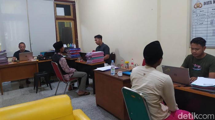 Polisi memeriksa saksi-saksi pembacokan tekait konflik pilkades di Bangkalan