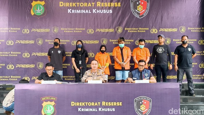 Polisi menetapkan 3 orang tersangka dalam kasus penyebaran status WhatsApp terkait baju bekas sitaan dibawa pulang. Begini asal usul foto dalam unggahan itu. (Wildan N/detikcom)