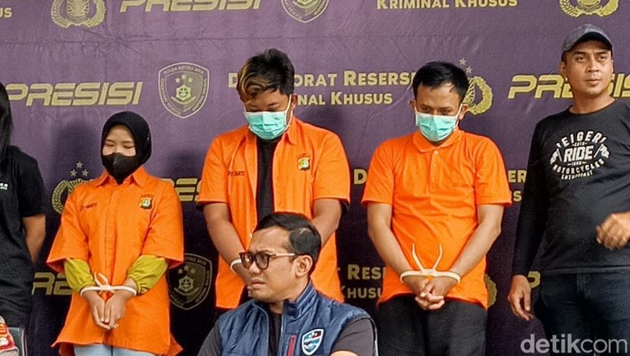 Polisi mengungkap kasus penyebaran hoax status WhatsApp (WA) baju bekas sitaan dibawa pulang. Dua pelaku berinisial IAS (26) dan EW (29) menyebarkan postingan tersebut lantaran tak suka dengan instansi Polri. (Wildan N/detikcom)
