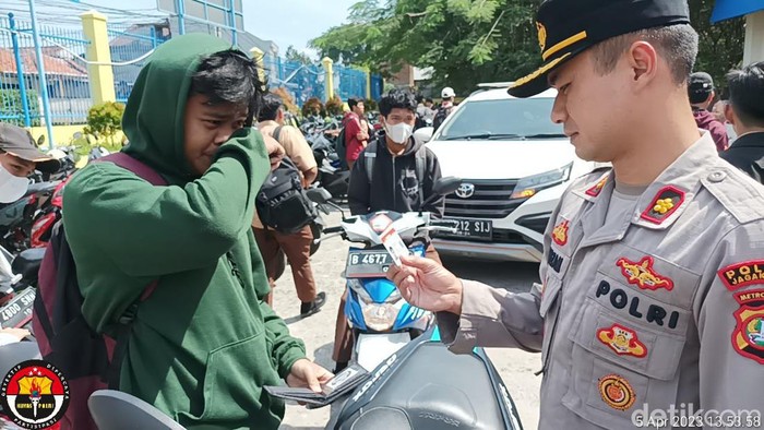 Polisi periksa kendaraan pelajar di Jaksel (dok istimewa)