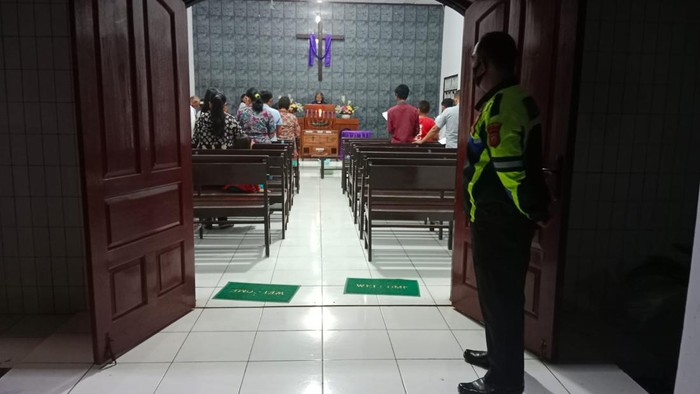 Polisi saat mengamankan ibadah rangkaian hari Paskah di Subang, Kamis (6/4/2023).