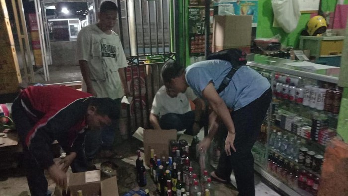 Polisi saat menyita ratusan miras dari toko di Subang