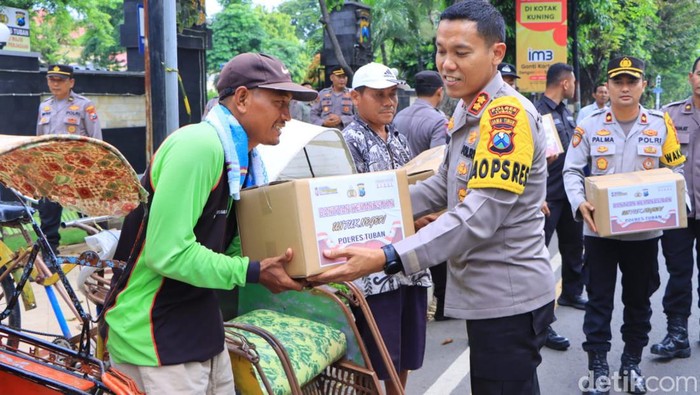 Polres Tuban berikan bansos kepada warga kurang mampu
