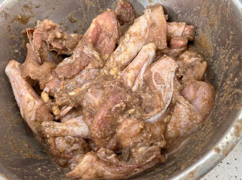 Potongan ayam direndam bumbu terasi