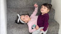Viral anak kembar siam lahir dengan satu tubuh yang terhubung dari tulang dada ke bawah. Adapun kedua anak tersebut diketahui bernama Callie dan Carter. (Foto: Facebook Beating the Odds with Callie and Carter)