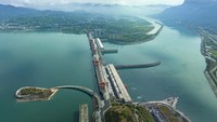 Dijuluki sebagai bapak modern Tiongkok, Sun Yat-Sen merupakan pelopor didirikannya Bendungan Tiga Ngarai ini. Berawal pada tahun 1919, Sun Yat-Sen mengusulkan agar dibangun sebuah bendungan besar di sungai Yangtze di provinsi Hubei guna melindungi masyarakat dari banjir besar yang sering melanda di daerah sungai itu serta sebagai perwujudan “kekuatan baru” Tiongkok.  