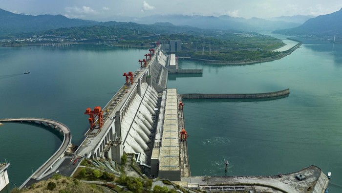 Potret Memukau Bendungan Tiga Ngarai, Terbesar di Dunia YICHANG, CHINA - APRIL 6, 2023 - Aerial photo shows the Three Gorges Dam area in Yichang, Hubei Province, China, April 6, 2023. (Photo credit should read CFOTO/Future Publishing via Getty Images)