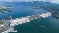 Foto udara menunjukkan area Bendungan Tiga Ngarai di Yichang, Provinsi Hubei, China, Kamis (6/4/2023). Proyek ini melalui tiga ngarai. Itulah mengapa bendungan ini diberi nama Bendungan Tiga Ngarai. Panjang bendungan ini sekitar 2,3 kilometer dengan tinggi mencapai 185 meter.  