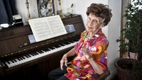 Maze mulai bermain piano pada usia lima tahun, dan meskipun orang tuanya enggan, dia meraih tempat di Ecole Normale de Musique de Paris ,dengan para guru ternama termasuk Alfred Cortot. Cortot dikenal karena metode mengendurkan semua otot tubuh - yang dipuji Maze karena menyelamatkannya dari radang sendi. Ketika ditanya rahasia lainnya mengapa tetap sehat, Maze berkata Saya sering menari. Saya perlu merasakan otot, perut, paha, dan lengan saya. Semuanya harus bergerak.  
