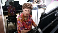 Maze adalah guru piano hampir sepanjang hidupnya, dan baru setelah berusia 100 tahun dia mulai membangun basis penggemar yang signifikan melalui halaman Facebook-nya. Banyak yang terinspirasi oleh kesehatannya yang terus baik dan penolakan untuk melepaskan kenikmatan anggur, keju, dan cokelat tradisional Prancis.  