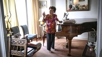 Pianis Prancis Colette Maze yang lahir pada Juni 1914, berpose saat sesi foto di Paris pada 24 Maret 2023. Maze telah bermain piano selama lebih dari satu abad, dan masih menarik ribuan penggemar di media sosial.