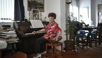 Maze mengaku masih ingat suara Big Bertha, meriam besar yang digunakan tentara Jerman selama Perang Dunia I, tetapi sebagian besar ingatannya berkisar pada instrument miliknya. Piano adalah hidupku, temanku. Aku perlu merasakannya dan mendengarnya, tambahnya, sebelum membawakan lagu Reflections in the Water karya Debussy.  