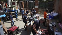 Dokter hewan dari kelompok kesejahteraan hewan global, Four Paws, bersiap untuk melakukan pemeriksaan kesehatan gajah bernama Noor Jehan di Kebun Binatang Karachi, di Karachi, Pakistan, Rabu (5/4/2023). Dokter hewan asing mengunjungi gajah yang sakit di kebun binatang Pakistan selatan di tengah kekhawatiran yang meluas atas kesejahteraan dan kondisi kehidupannya.