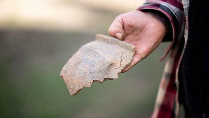 Lahan calon pabrik baterai di Lohe-Rickelshof, distrik Dithmarschen Jerman belum bisa kunjung dibangun. Arkeolog menemukan 650 benda purbakala di lahan itu.