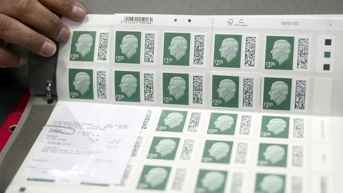 Prangko Raja Charles Resmi Dijual, Harganya Naik Prangko standar Royal Mail bergambar Raja Charles tanpa mahkota mulai dijual. Intip penampakannya.