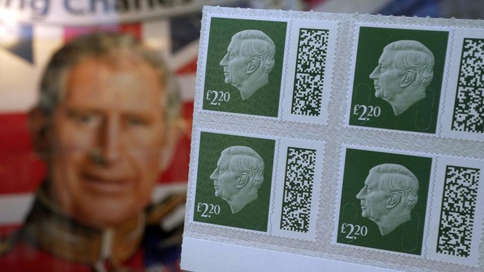 Prangko Raja Charles Resmi Dijual, Harganya Naik Prangko standar Royal Mail bergambar Raja Charles tanpa mahkota mulai dijual. Intip penampakannya.