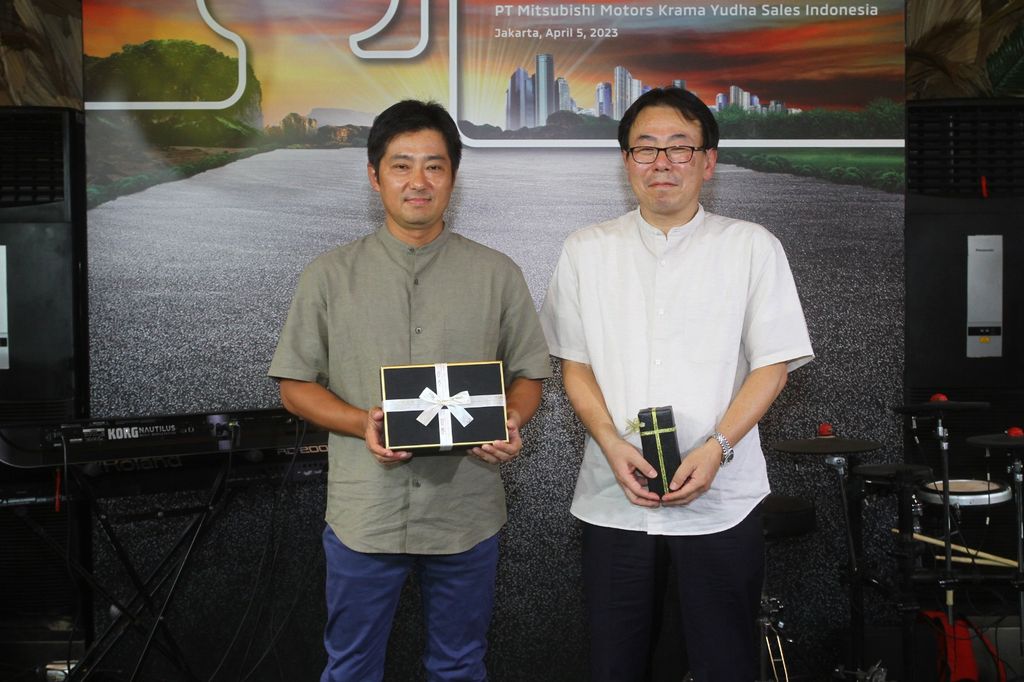 Naoya Nakamura Presiden Direktur PT MMKSI periode September 2018-Maret 2023 (kiri) dan Atsushi Kurita Presiden Direktur PT MMKSI yang sekarang