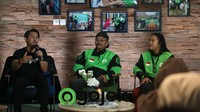Gede Manggala - Head of Region and External Affairs Gojek berbincang bersama perwakilan mitra driver Gojek Jabodetabek yakni Bapak Herman - mitra driver GoRide asal Tangerang, Ibu Paulina - mitra driver GoRide asal Jakarta Timur, dan Bapak Syafril - mitra driver GoCar asal Depok, dalam acara Diskusi Media bertajuk Tujuh Tahun Program Gojek Swadaya, di Kantor Pusat Gojek, Jakarta. 