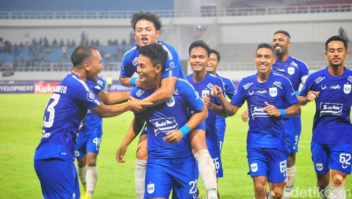 Selebrasi punggawa PSIS usai Hari Nur Yulianto menjebol gawang PSM untuk kedua kalinya.