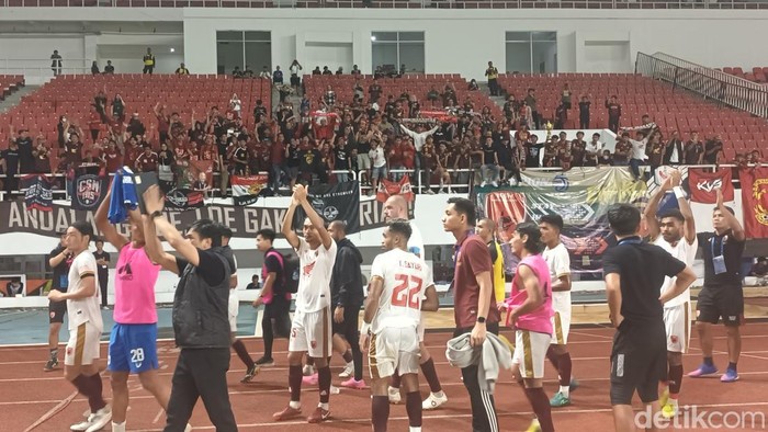 Tim PSM Makassar memberi applaus kepada pendukungnya yang hadir di Stadion Jatidiri Semarang.