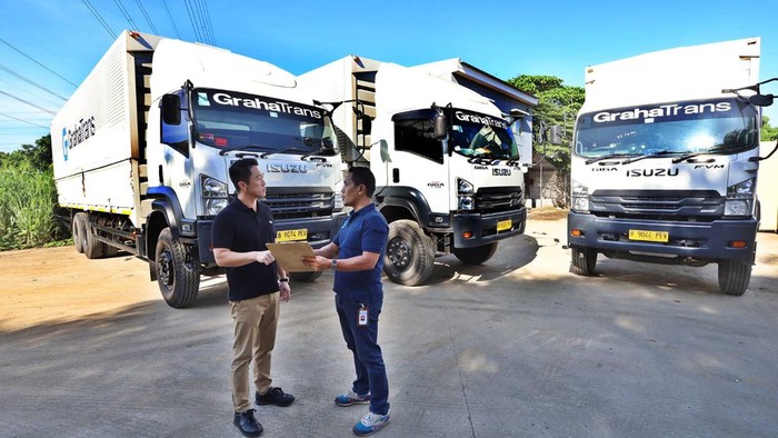 PT Grahaprima Suksesmandiri Tbk (GTRA) memilih menggunakan truk Isuzu.